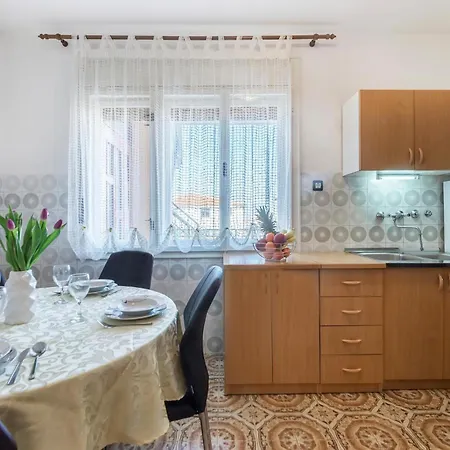 Appartement Amazing In With Wifi Galižana